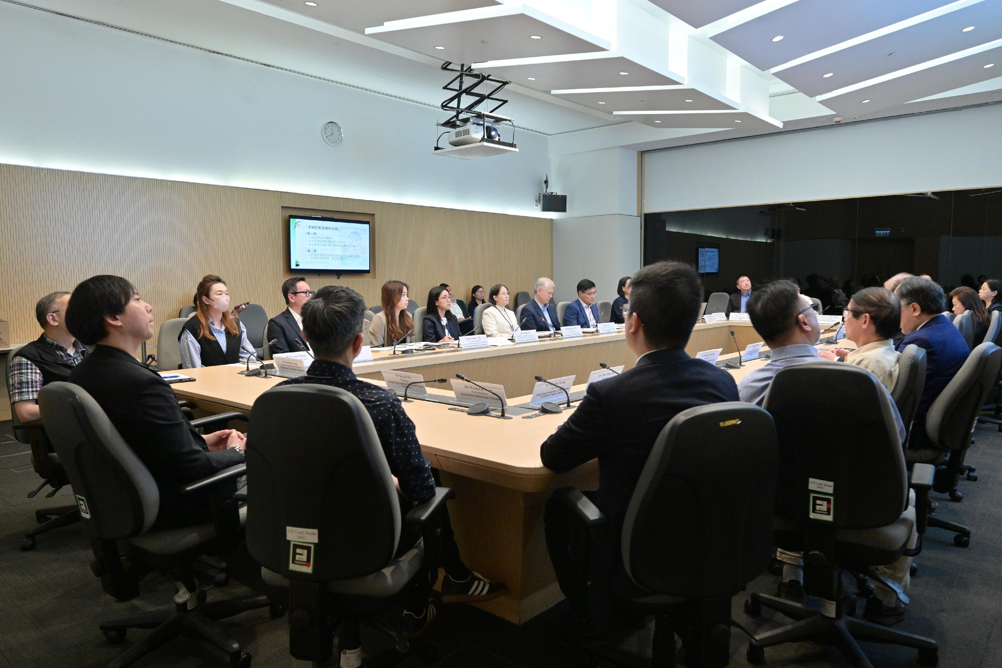 EEB meets trade representatives on pest control work (with photo)