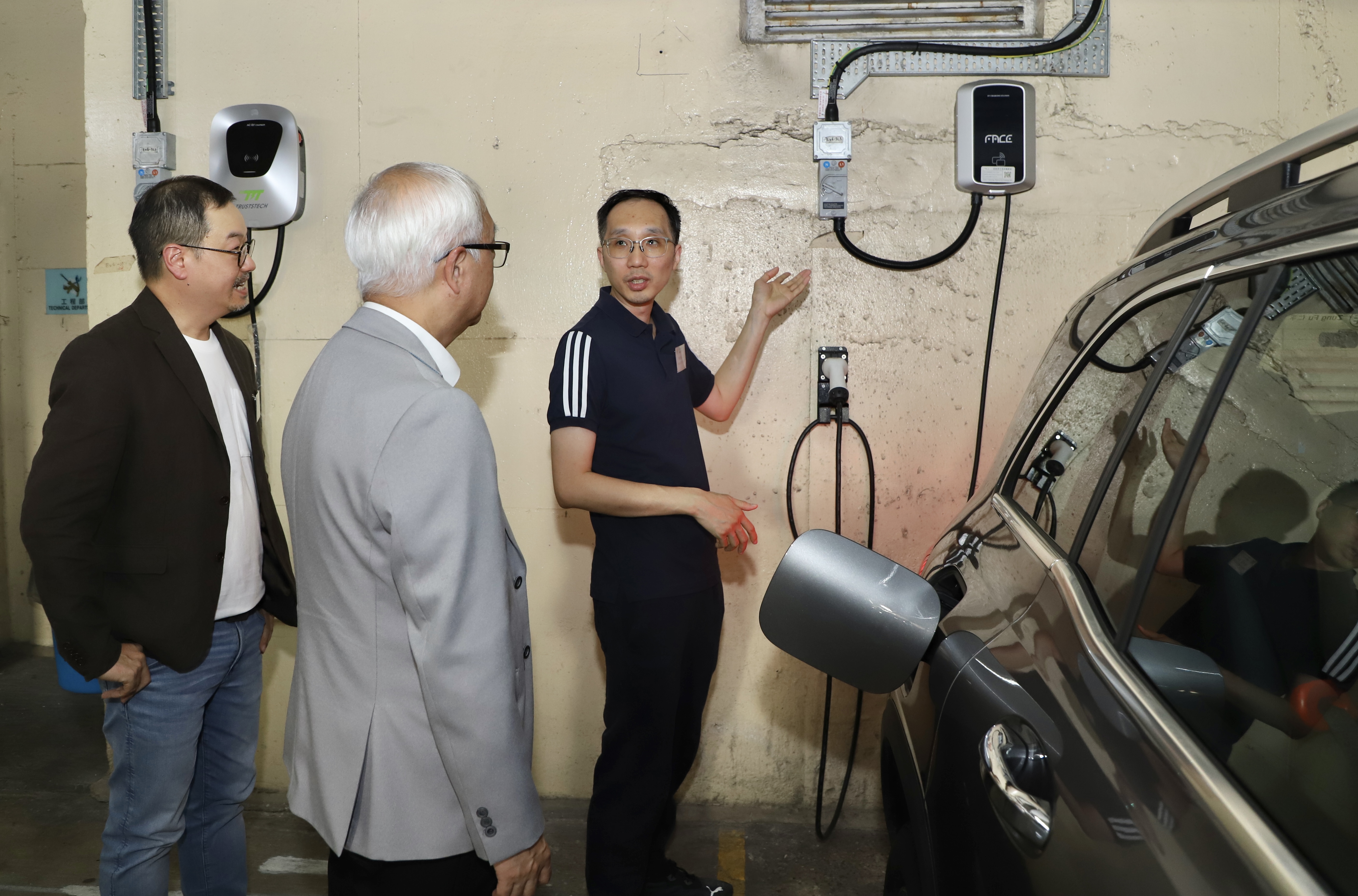 位於元朗區的屋苑,自安裝了充電基礎設施的一年間,屋苑的電動車數量由10輛快速上升至100輛,並且還在快速增加中。