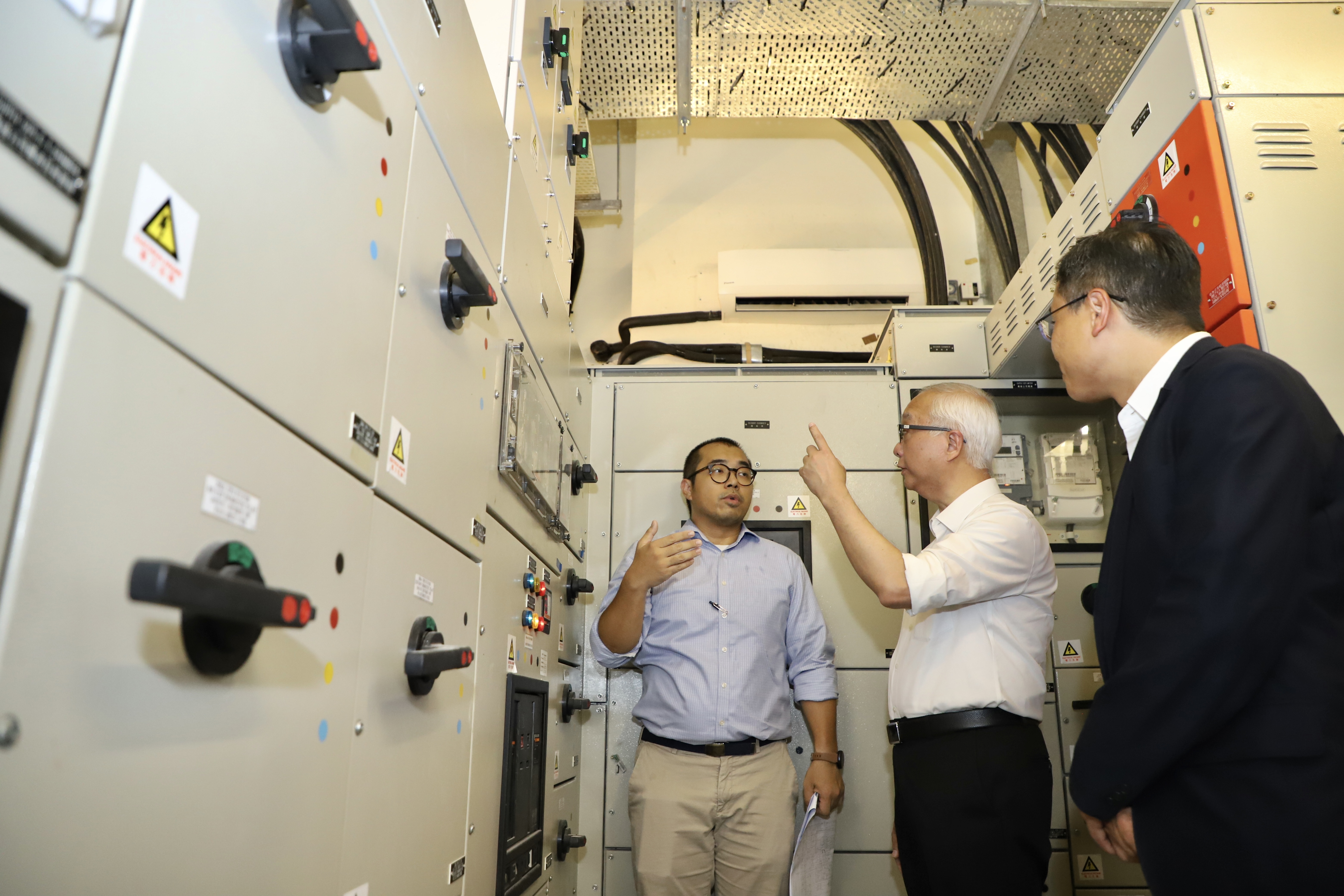 在停車位加裝充電設施,由於涉及供電,需要進行拉電線、裝設電錶電箱等工程。