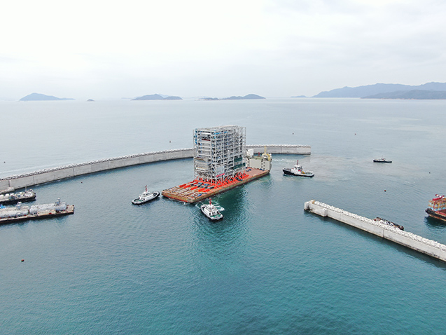 I·PARK1共有12 個巨型機電設備預製組件。而重約6,000公噸的第一個巨型機電設備預製組件已經由珠海經水路運抵香港。
