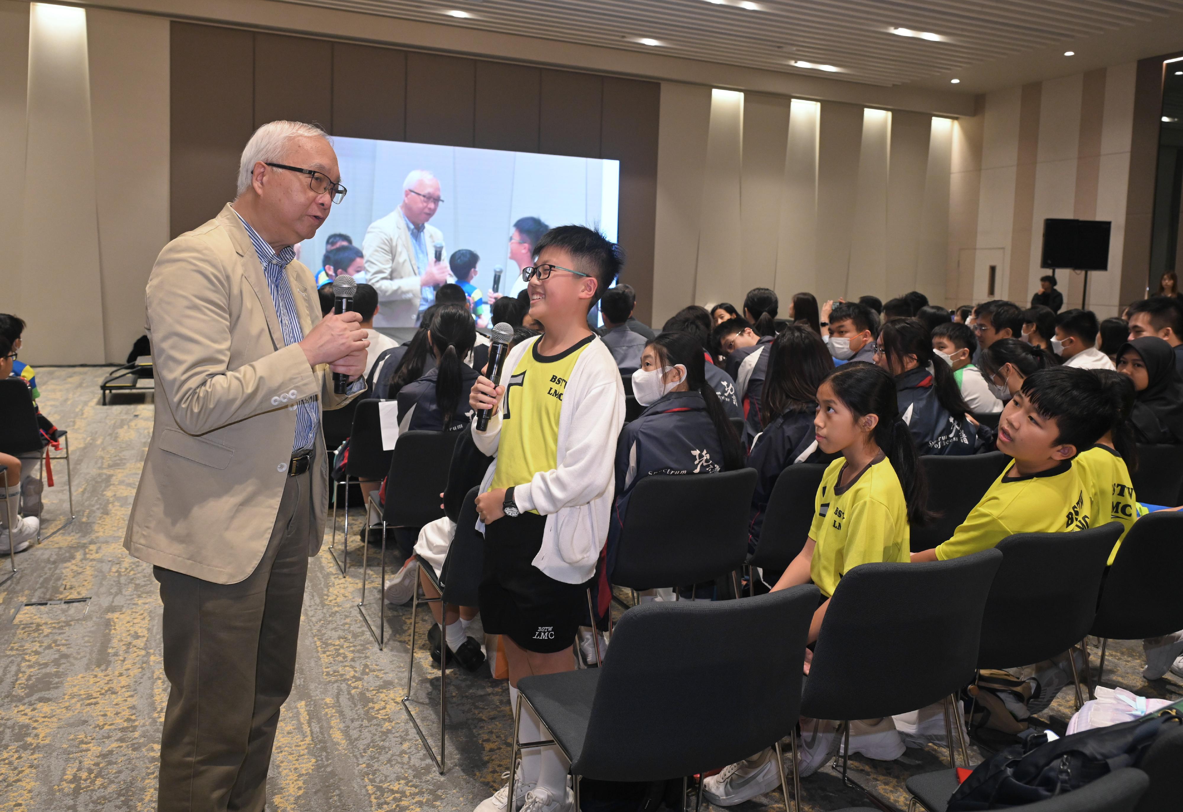 第十八屆國際環保博覽的「與環境及生態局局長對話」活動,與近四百名中小學生暢談環保問題,當問及垃圾收費的實施日期,很高興大部分同學都知道是明年4月1日。