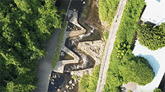 渠務署在林村河中段川背龍興建魚梯，幫助河中生物逆游而上。（相片由「賽馬會惜水‧識河計劃」提供）