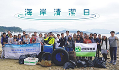 歡迎民間團體及人士主動聯絡「清潔海岸」平台，藉此取得所需支援。另外，環保署亦會發起淨灘活動，圖為2019年「海岸清潔日」之一，與一眾義工於汀角東淨灘。