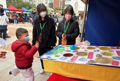 學生向社區人士推廣可持續發展概念