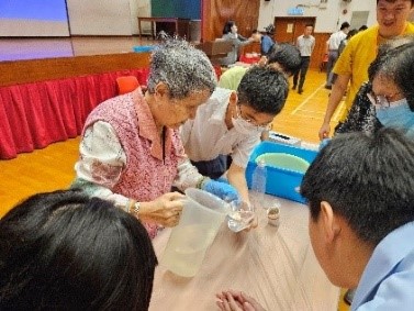 學生向社區人士推廣可持續發展概念