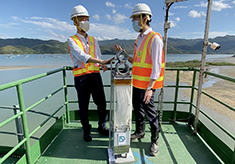 新厂预计2025年竣工，将使用MBR即「薄膜生物反应器」(Membrane Bioreactors) 处理污水，它结合了「污水生物处理」与「膜分离」两种技术，有效地去除悬浮固体、有机物、营养物质和大肠杆菌，可显著提升净化水的水质。MBR状似长长白丝管线，故名「龙须糖」！