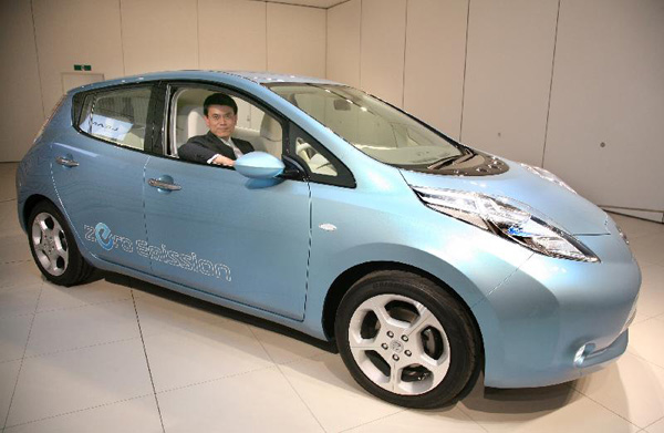 邱騰華試坐日產新研發的電動車 - LEAF。