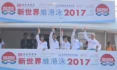 一眾泳手今年又可共享親水維港。今年與去年一樣，屆時會與特首一同主持鳴槍儀式，為泳手打氣。