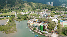 由於須在原址進行擴建工程時維持正常污水處理服務，因此有需要在廠內邊緣的細小地塊上，先建造臨時污水處理廠，以騰出空間，拆卸原有設施，然後興建新廠。