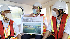 出海往沙頭角海域中央，離廠址約1.7公里，視察污水處理廠的新海底排放管的施工情況。