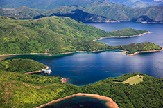 香港世界地質公園覆蓋新界東北及西貢地區及海域，包括於1996年成立的香港首批海岸公園，當中有海下灣海岸公園成立至今25年「銀禧」了！